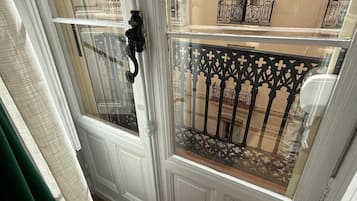 Deluxe Double Room, Balcony | Interior