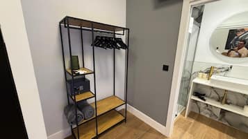 Deluxe Double Room, City View | Interior