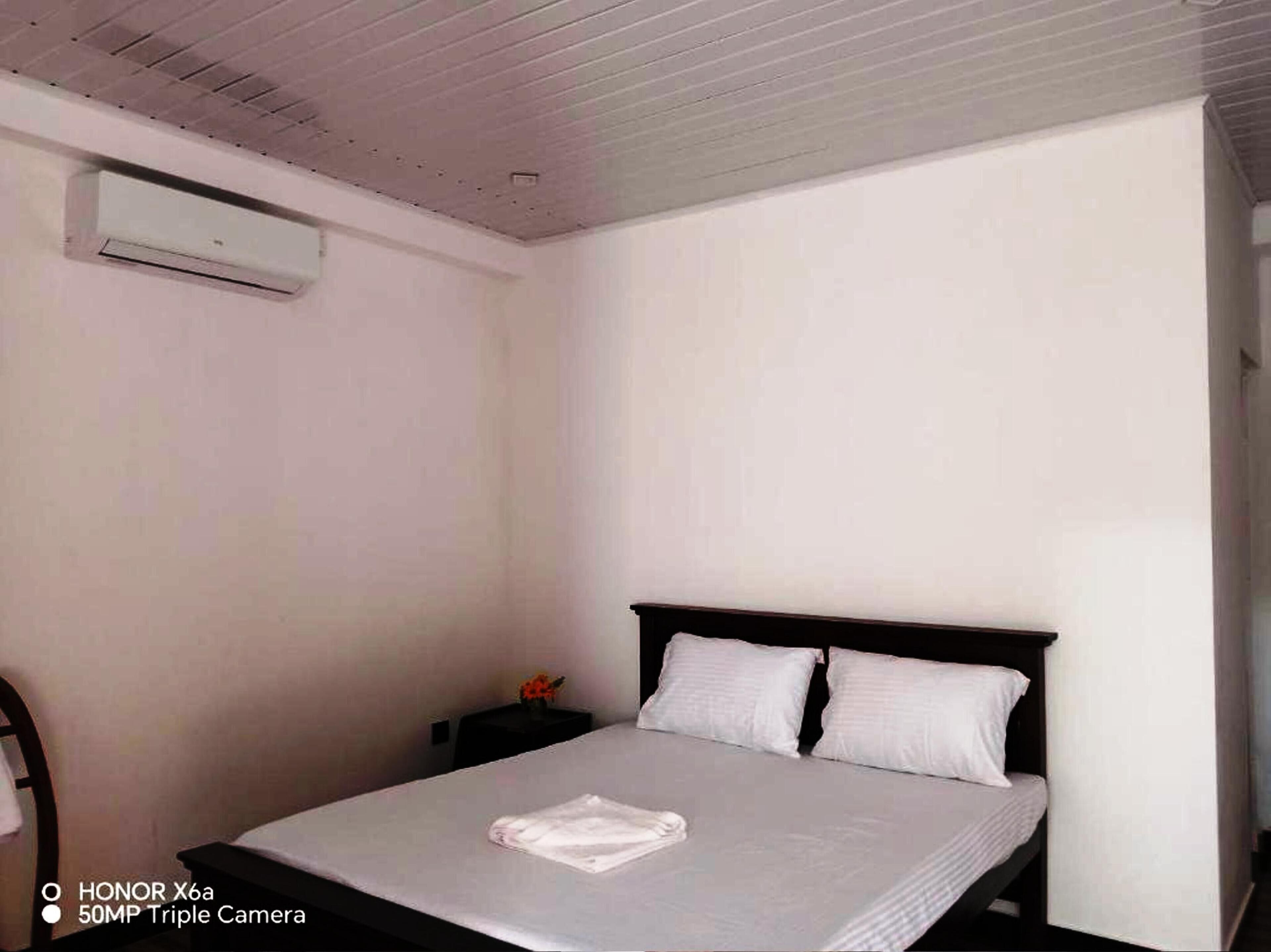 Caja de seguridad en la habitación y escritorio 