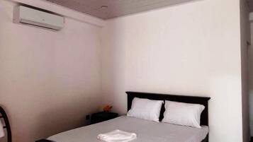 Caja de seguridad en la habitación y escritorio