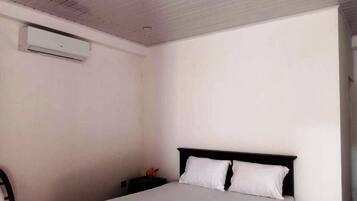 Habitación Deluxe doble, vistas al jardín | Caja fuerte, escritorio, espacio para trabajar con un portátil