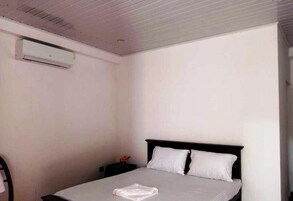 Caja de seguridad en la habitación y escritorio 