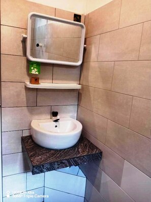 Deluxe Double Room, Garden View | Bathroom | Shower, free toiletries, hair dryer, slippers - Danu Luxe (Inamaluwa)