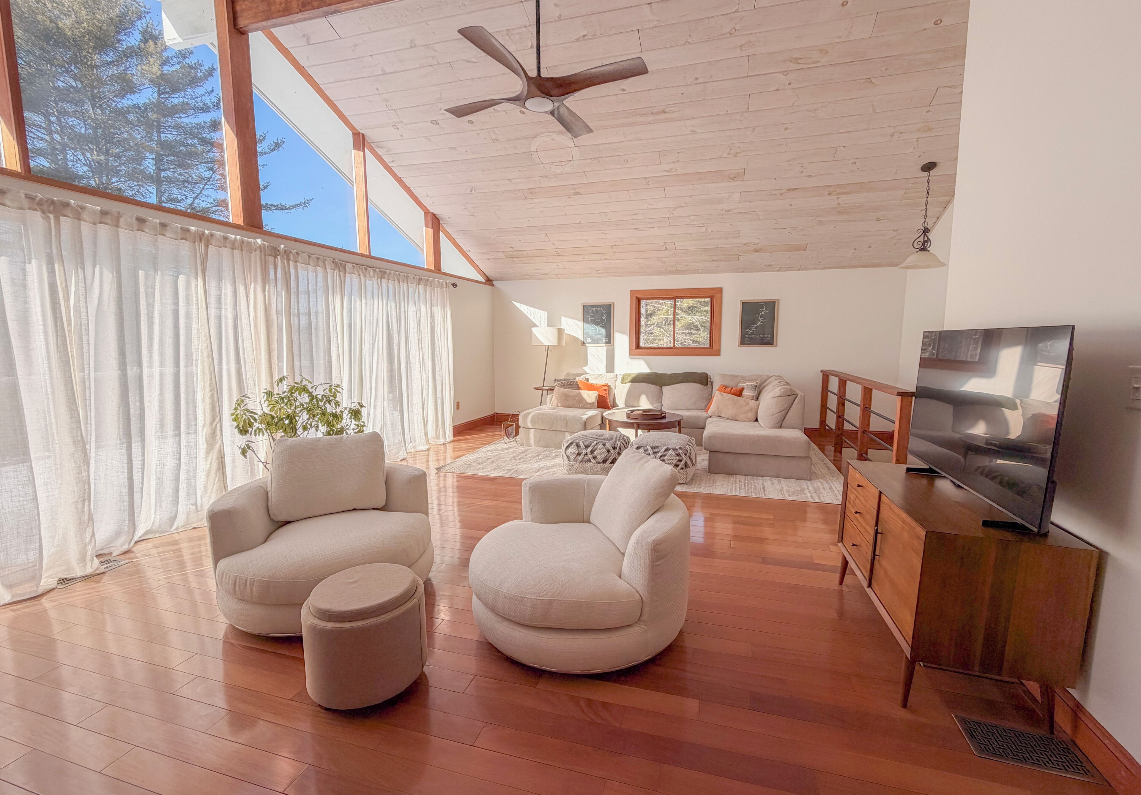 Älytelevisio, takka, kirjoja