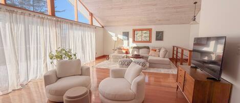 Älytelevisio, takka, kirjoja