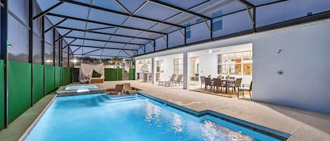 Lämmitetty uima-allas