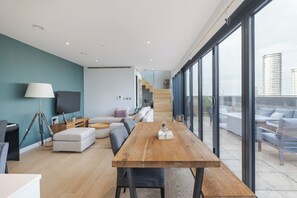 TV - Canary Wharf Skyline Penthouse, by Veeve (London)
