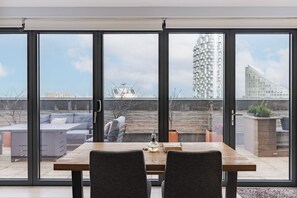 Dining - Canary Wharf Skyline Penthouse, by Veeve (London)