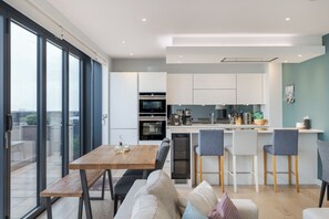 Fridge, microwave, dishwasher, toaster - Canary Wharf Skyline Penthouse, by Veeve (London)
