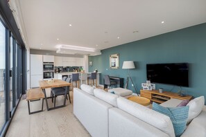 TV - Canary Wharf Skyline Penthouse, by Veeve (London)