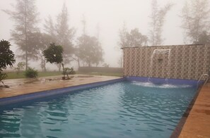 สระว่ายน้ำกลางแจ้ง