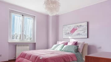 3 slaapkamers, een strijkplank/strijkijzer, wifi, beddengoed