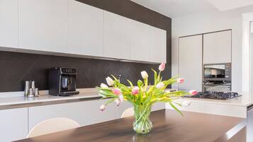 Refrigerador, microondas, horno, placa de cocina