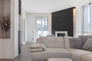 Televisión y chimenea 