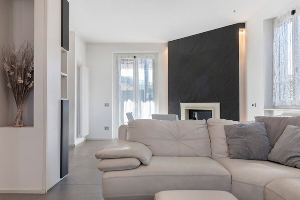 Télévision, cheminée