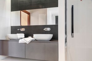 Dusche, Haartrockner, Handtücher