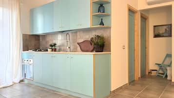 Refrigerador, horno, parrilla de estufa y cafetera y tetera