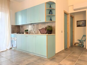 Refrigerador, horno, parrilla de estufa y cafetera y tetera