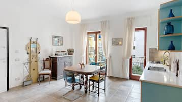 Fridge, oven, stovetop, coffee/tea maker