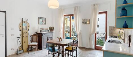 Geladeira, fogão, cooktop, cafeteira/chaleira