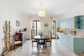 Fridge, oven, stovetop, coffee/tea maker - Sorrento City Center Apartment with Balcony, Wi-Fi and Air Conditioning (Sorrento)