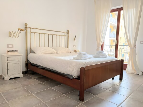 Tabla de planchar con plancha, wifi y ropa de cama