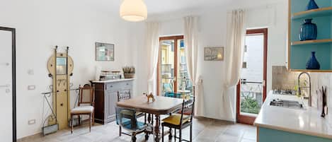 Fridge, oven, stovetop, coffee/tea maker
