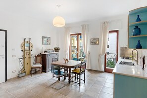 Kühlschrank, Ofen, Herdplatte, Wasserkocher mit Kaffee-/Teezubehör
