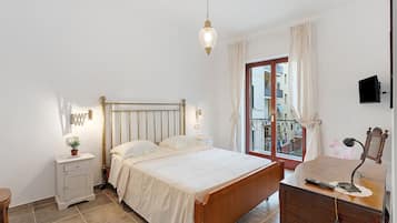 Een strijkplank/strijkijzer, wifi, beddengoed