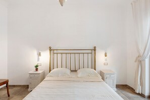 Iron/ironing board, WiFi, bed sheets - Sorrento City Center Apartment with Balcony, Wi-Fi and Air Conditioning (Sorrento)