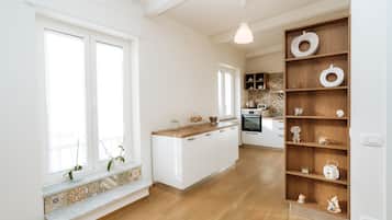 Jääkaappi, uuni, liesi, astianpesukone