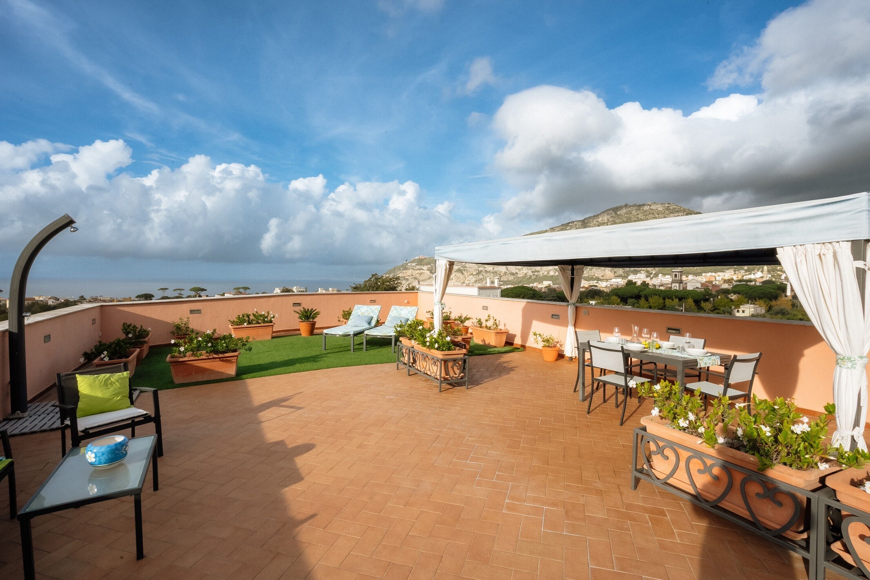 屋外ダイニングエリア