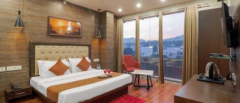 Superior dubbelrum - balkong - utsikt mot staden | Skrivbord och gratis wi-fi