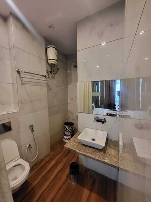 Shower, towels, soap, shampoo - Hotel Siya Ram by AKC Hotels (Haridwar)