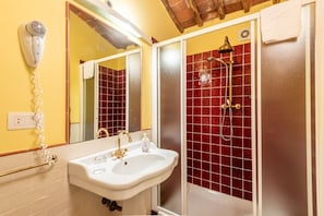 Shower, hair dryer, towels - Stanza Bareto - Agriturismo la Taverna di Celsa with Shared Pool (Sovicille)