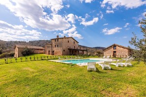 A large stone building with a swimming pool and lounge chairs. - Room 'Castagno' – Agriturismo la Taverna di Celsa with Shared Pool (Sovicille)