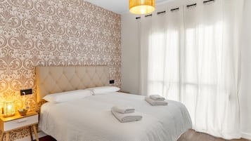 Tabla de planchar con plancha, wifi, ropa de cama