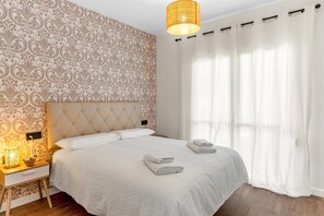 Tabla de planchar con plancha, wifi y ropa de cama 