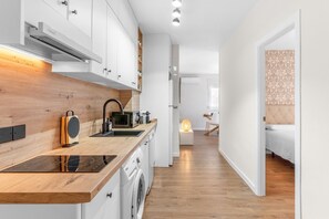 Réfrigérateur, four à micro-ondes, surface de cuisson, lave-vaisselle