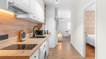 Fridge, microwave, stovetop, dishwasher