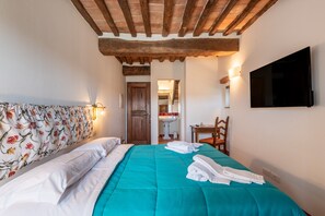 WiFi, bed sheets - Room 'Cetinale' - Agriturismo la Taverna di Celsa with Shared Pool (Sovicille)