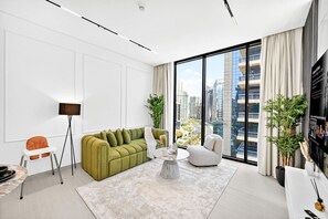 TV - Waterfront Luxury 2BR in Business Bay (Dubai)