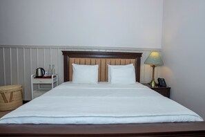 Kahden hengen superior-huone, 1 suuri parisänky, ilmastointi, näköala puutarhaan | Tallelokero huoneessa, työpöytä