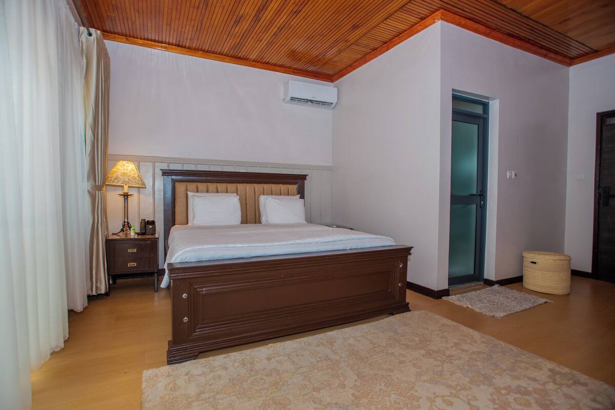 Junior Suite, 1 King Bed, Air conditioning, Garden View | In-room safe, desk, laptop workspace, blackout drapes