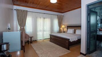 Suite Junior, 1 Tempat Tidur King, AC, pemandangan kebun | Pemandangan balkon