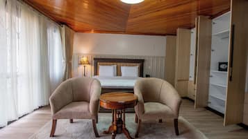 Suite Luxe, 1 très grand lit, climatisation, vue jardin | Draps en coton égyptien, literie de qualité supérieure, surmatelas