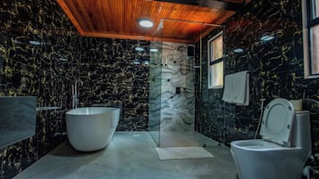 Luxury Suite, 1 King Bed, Air conditioning, Garden View | Bathroom