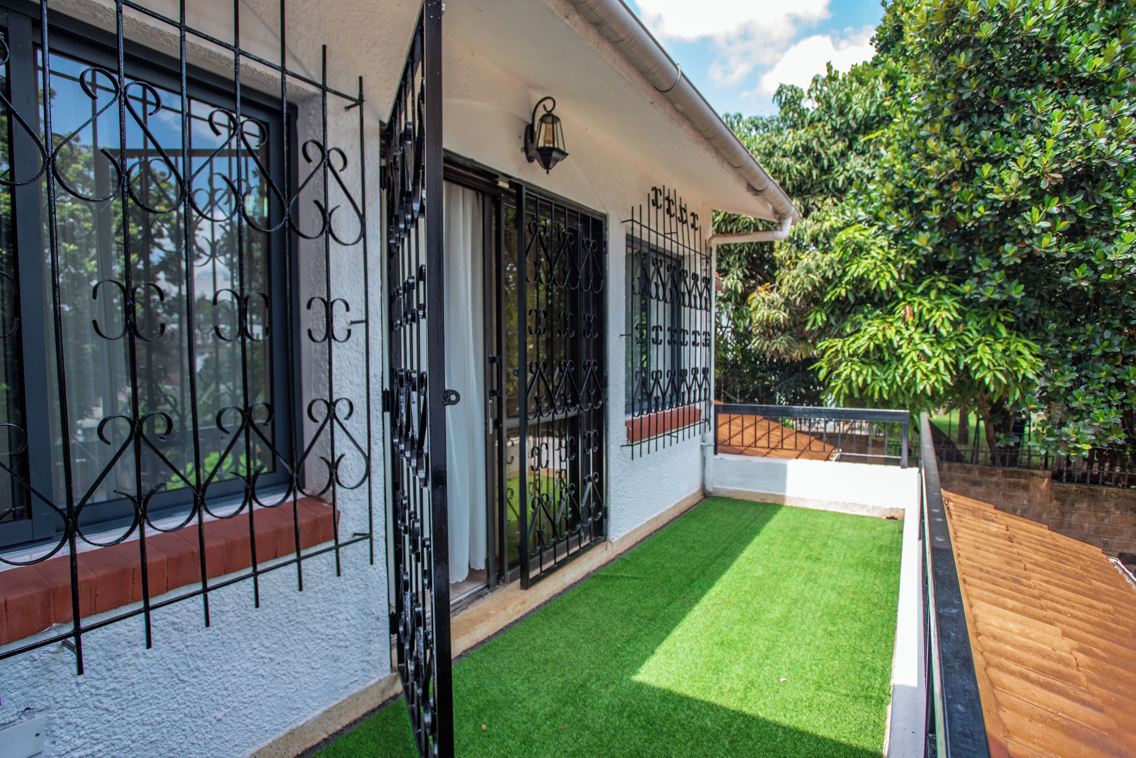 Suite de lujo, 1 cama King size, aire acondicionado, vista al jardín | Balcón