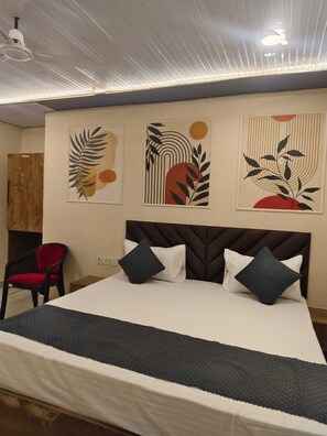 Deluxe Double Room | Free WiFi - Laxmi Vilas (Varanasi)