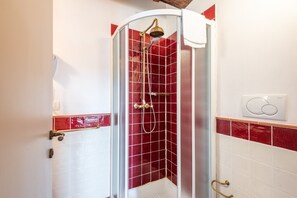 Douche, sèche-cheveux, serviettes fournies